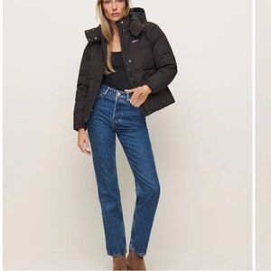 NWOT Cynthia High Rise Straight Jeans
Color: Cleary
Size: 32